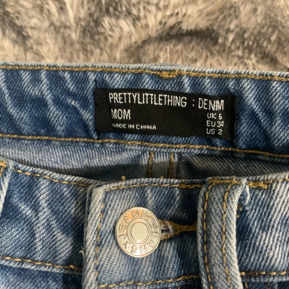 Mom jeans with bum rip - Picture 3 of 4